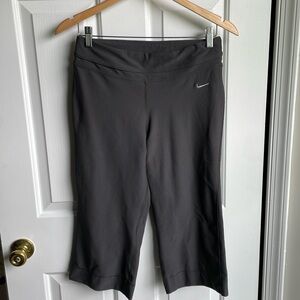 Never worn Nike fit dry cropped capris Sz S